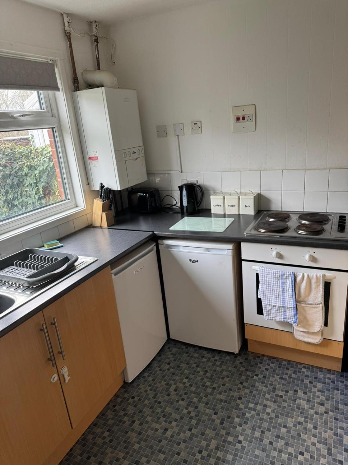 Large 2 Bedroom House Wombridge Esterno foto